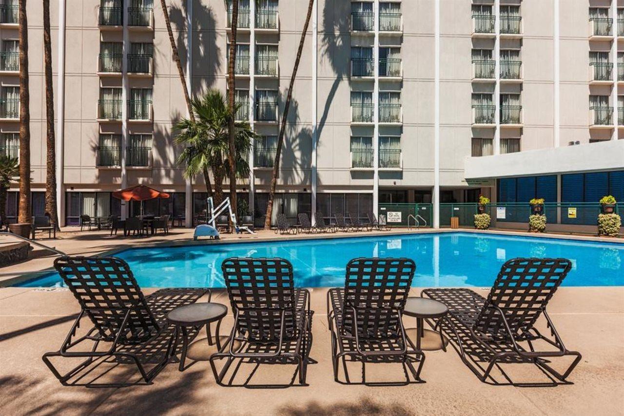 Hilton Garden Inn Phoenix Midtown מראה חיצוני תמונה