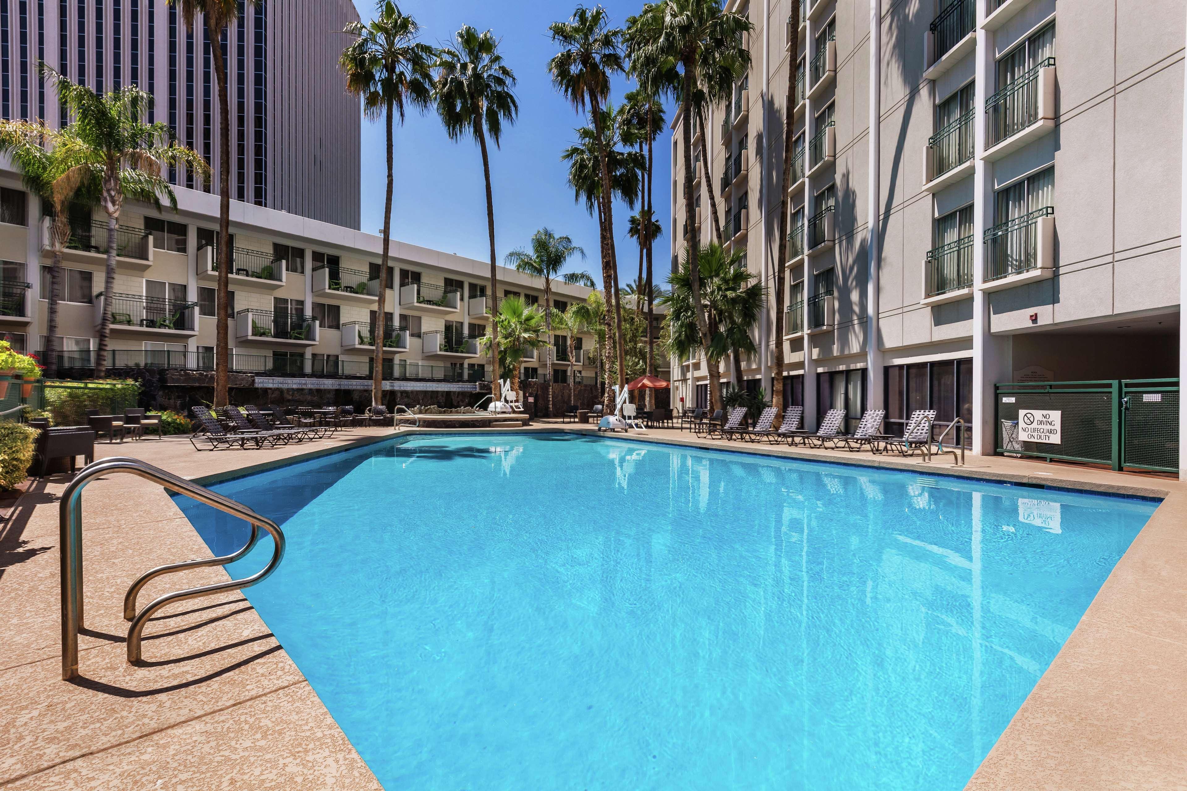 Hilton Garden Inn Phoenix Midtown מראה חיצוני תמונה